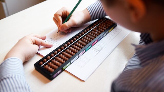 Cum dezvoltăm creativitatea copiilor cu sorobanul și aritmetica mentală